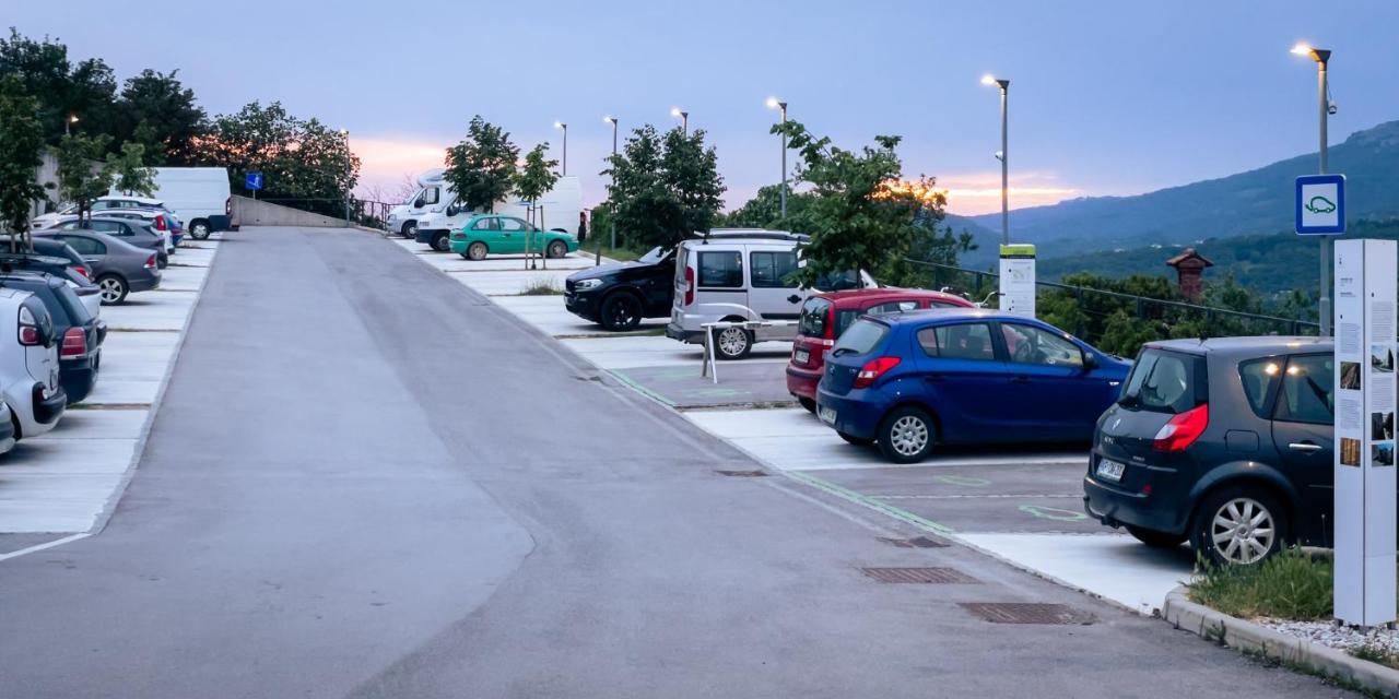 Apartment Villa Irena Great For A Family Holiday With Free Parking And Ev Station Ajdovščina Buitenkant foto